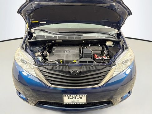 Used 2011 Toyota Sienna LE w/ Towing Pkg AWD/4WD image 31