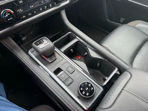 Used 2023 Nissan Pathfinder SL AWD/4WD image 36