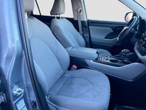Used 2021 Toyota Highlander LE image 28