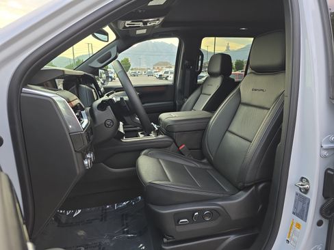 Used 2026 GMC Yukon Denali w/ Sun & Power Step Package AWD/4WD image 11