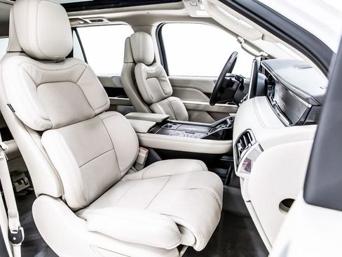 Used 2021 Lincoln Navigator Reserve w/ Luxury Package RWD image 33