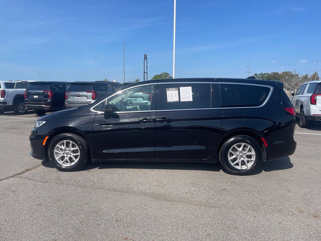 Used 2024 Chrysler Pacifica Touring-L FWD image 12