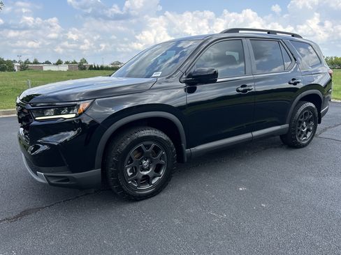 Certified 2025 Honda Pilot TrailSport image 5