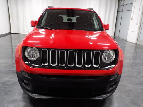 Used 2018 Jeep Renegade Latitude FWD image 3