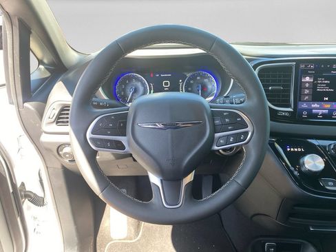 Used 2025 Chrysler Pacifica Select FWD image 12
