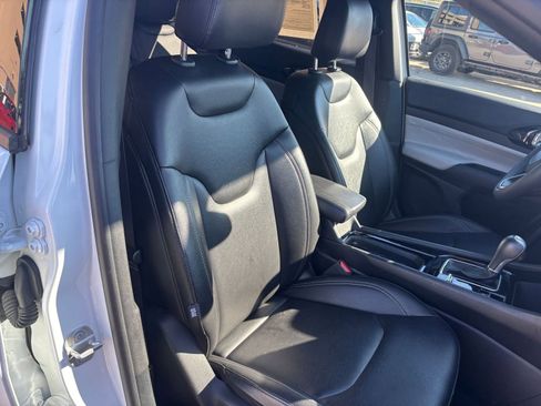 Used 2025 Jeep Compass Limited image 37