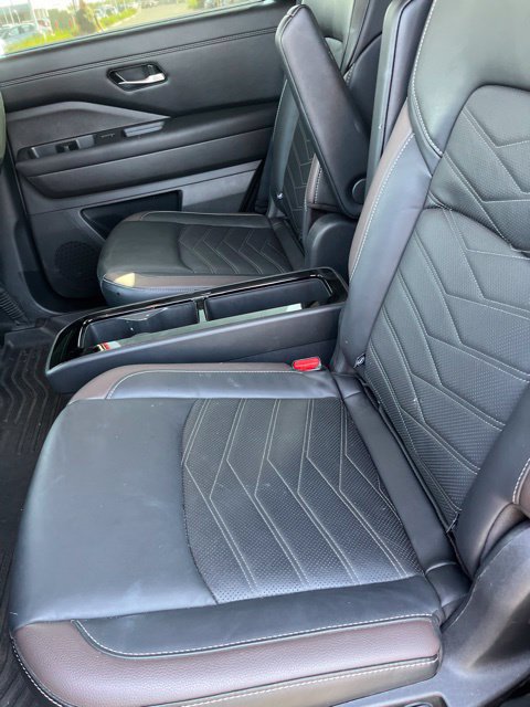 Used 2024 Nissan Pathfinder Platinum FWD image 13