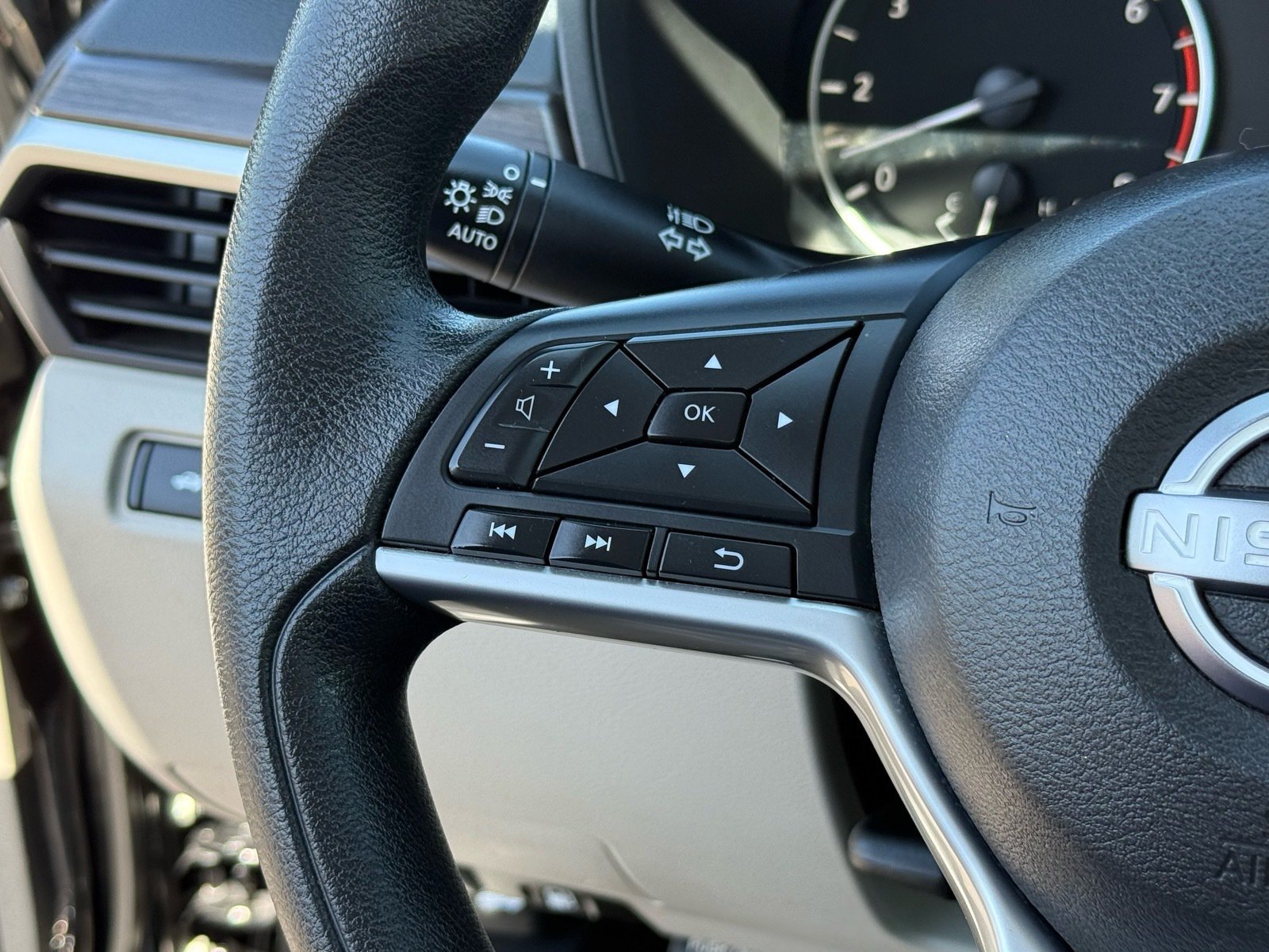 Used 2025 Nissan Altima 2.5 SV FWD image 17