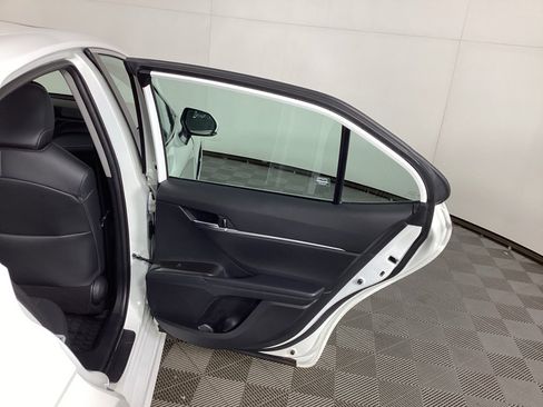 Used 2021 Toyota Camry SE w/ Cold Weather Package image 10