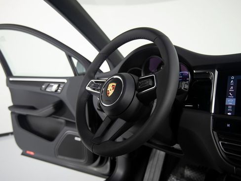 Certified 2026 Porsche Macan AWD/4WD image 33
