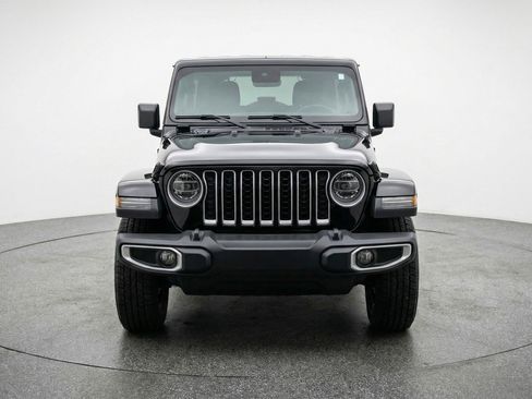 Used 2025 Jeep Wrangler Sahara image 2