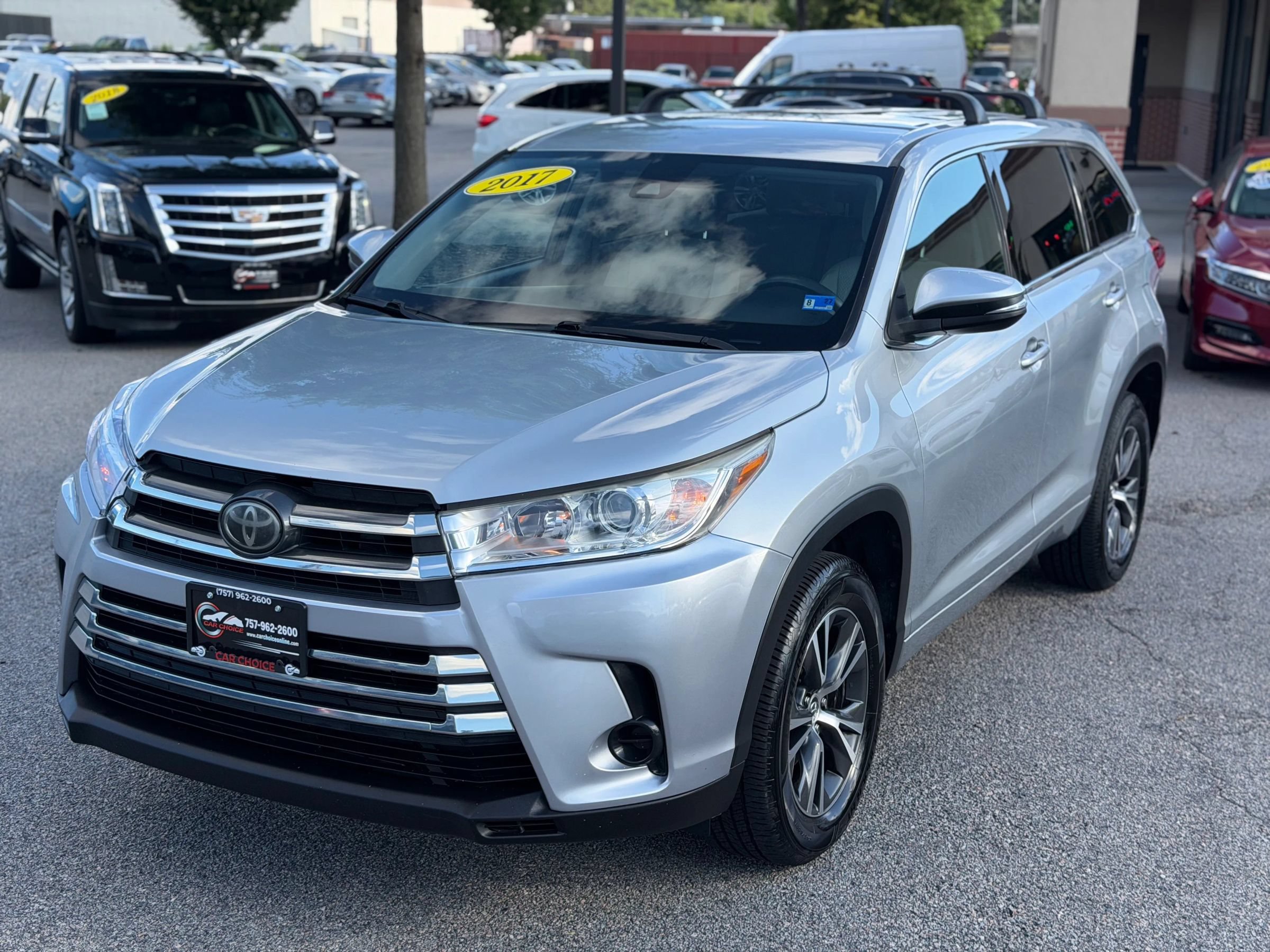 Used 2017 Toyota Highlander LE FWD image 2