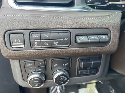 Used 2022 GMC Yukon Denali w/ Denali Ultimate Package AWD/4WD image 37