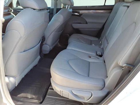 Used 2023 Toyota Highlander Limited image 9
