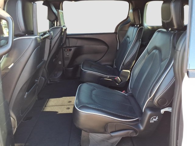 Used 2024 Chrysler Pacifica Limited w/ Uconnect Theater Family Group FWD image 30