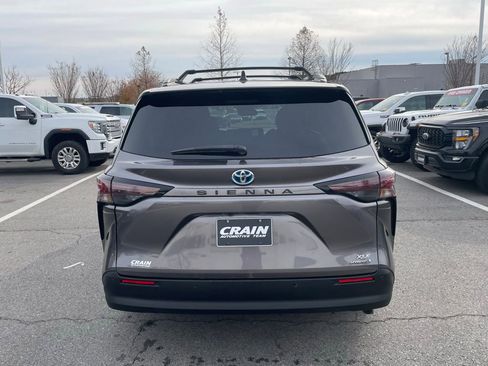 Used 2024 Toyota Sienna XLE image 6