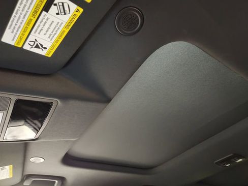 Used 2025 Land Rover Discovery S image 24