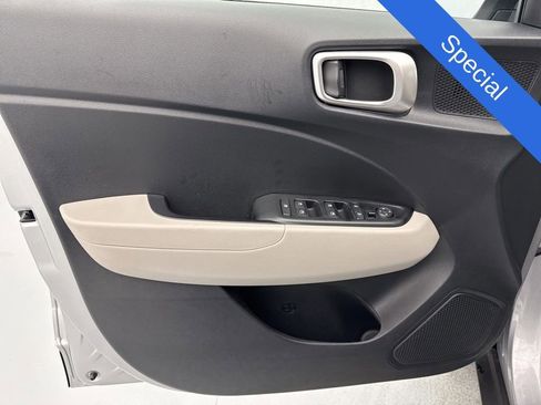 Used 2025 Hyundai Venue SEL FWD image 17