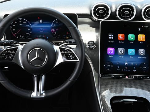 Used 2025 Mercedes-Benz GLC 300 image 16