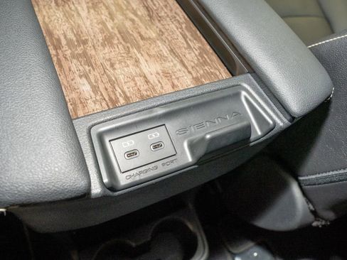 Used 2025 Toyota Sienna Limited image 8