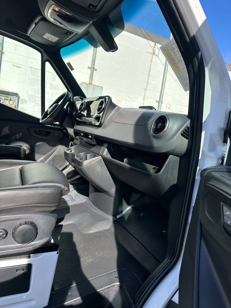 Used 2025 Mercedes-Benz Sprinter 2500 image 28