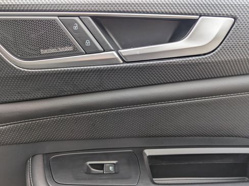 Used 2025 Volkswagen Atlas Cross Sport SEL Premium R-Line image 23