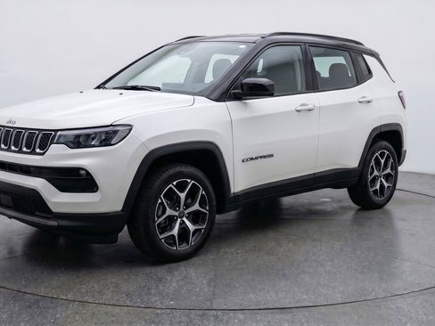 Used 2025 Jeep Compass Limited AWD/4WD image 3