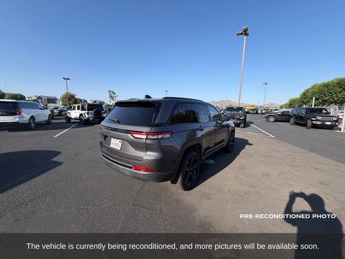 Used 2023 Jeep Grand Cherokee Altitude AWD/4WD image 6