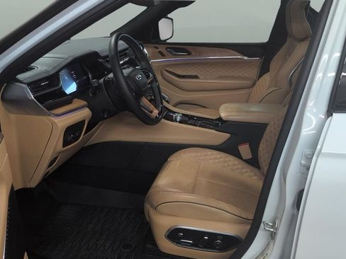 Used 2024 Jeep Grand Cherokee Summit AWD/4WD image 9