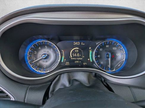 Used 2023 Chrysler Pacifica Touring-L image 10