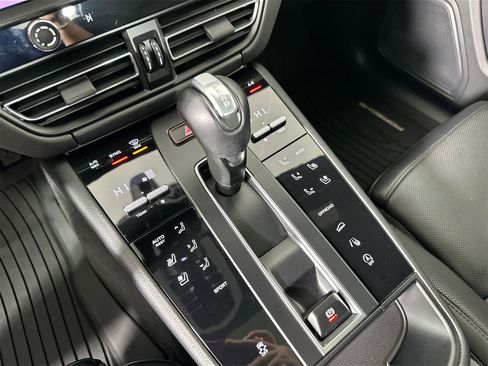 Certified 2023 Porsche Macan image 34