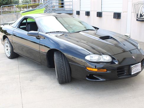 Used 2002 Chevrolet Camaro Z28 w/ SS Performance/Appearance Pkg RWD image 14