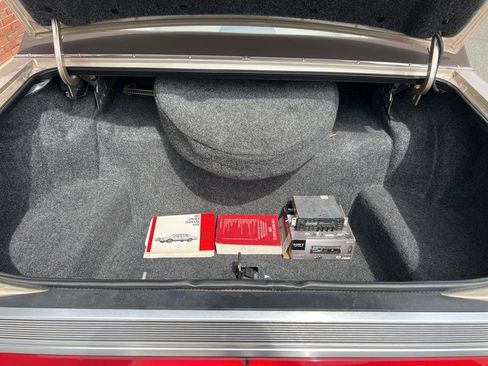 Used 1989 Lincoln Town Car Signature image 40