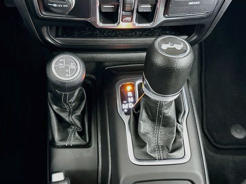 Used 2024 Jeep Wrangler Unlimited Sahara AWD/4WD image 23