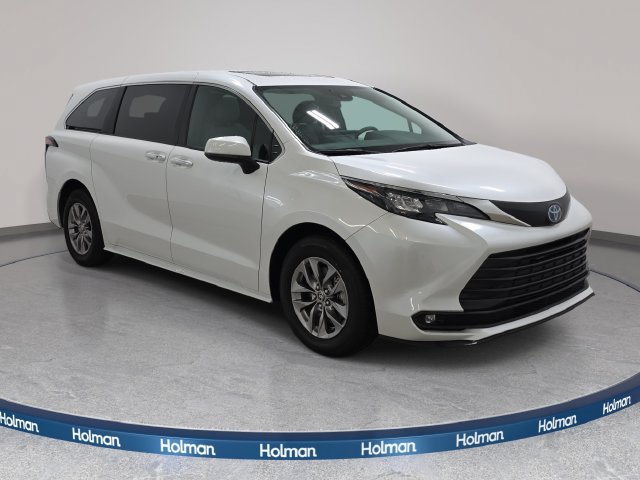 Used 2025 Toyota Sienna XLE FWD image 3