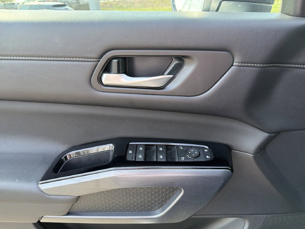 Certified 2025 Nissan Pathfinder SL w/ SL Premium Package FWD image 27