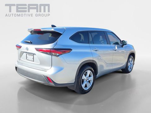 Used 2024 Toyota Highlander LE image 7