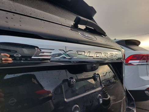 Used 2024 Ford Explorer Limited image 7