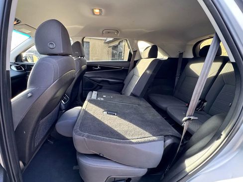 Used 2018 Kia Sorento LX image 9