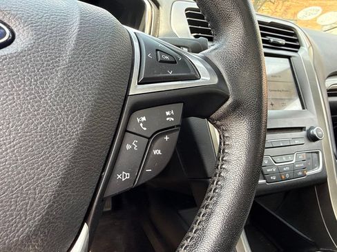 Used 2017 Ford Fusion SE w/ Fusion SE Technology Package FWD image 12