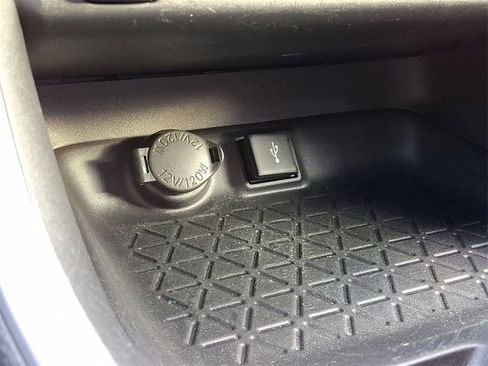 Used 2022 Toyota RAV4 SE image 25