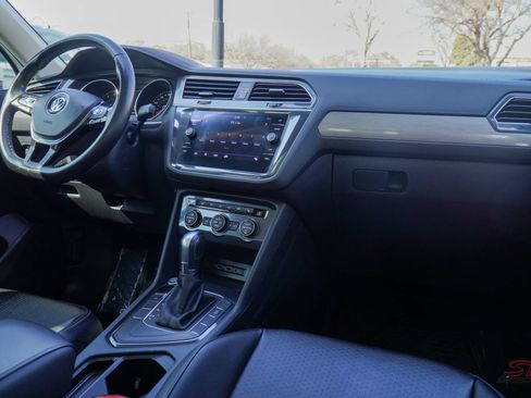 Used 2018 Volkswagen Tiguan SE w/ Panoramic Sunroof Package image 17