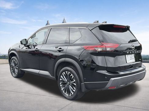 Certified 2025 Nissan Rogue SL w/ Tech Package FWD image 3