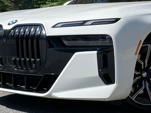 Used 2023 BMW 740i w/ Parking Assistance Package RWD image 3