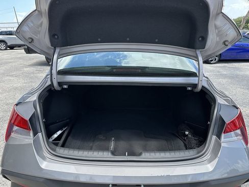 Used 2024 Hyundai Elantra SEL FWD image 12