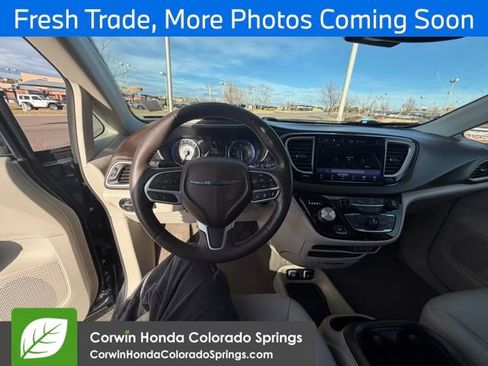 Used 2021 Chrysler Pacifica Touring-L image 9