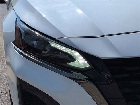 Used 2024 Nissan Altima 2.5 SR image 9