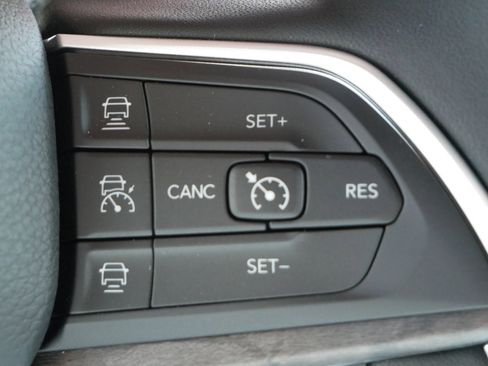 New 2025 Jeep Grand Cherokee L Limited w/ Black Appearance Package image 15