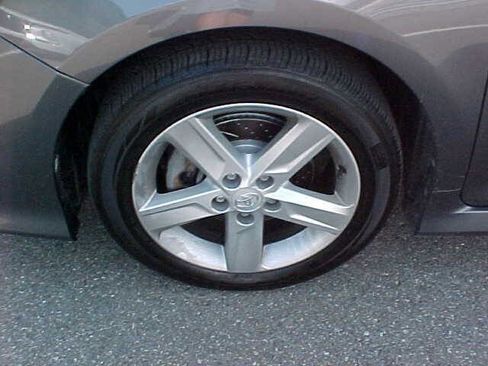 Used 2014 Toyota Camry SE FWD image 5