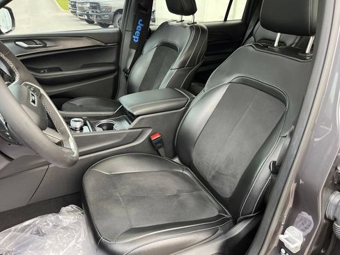 Used 2024 Jeep Grand Cherokee L Altitude AWD/4WD image 8